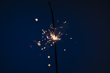 烟花烟花棒燃烧特写图片