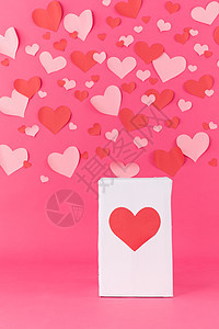铺满爱心的粉色背景与礼物盒图片