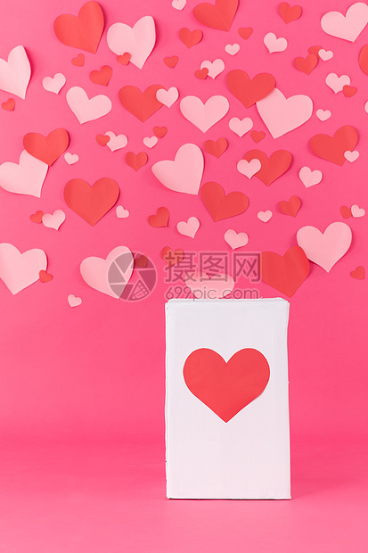 铺满爱心的粉色背景与礼物盒图片