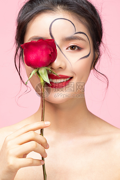 脸上有爱心的美女手拿玫瑰图片
