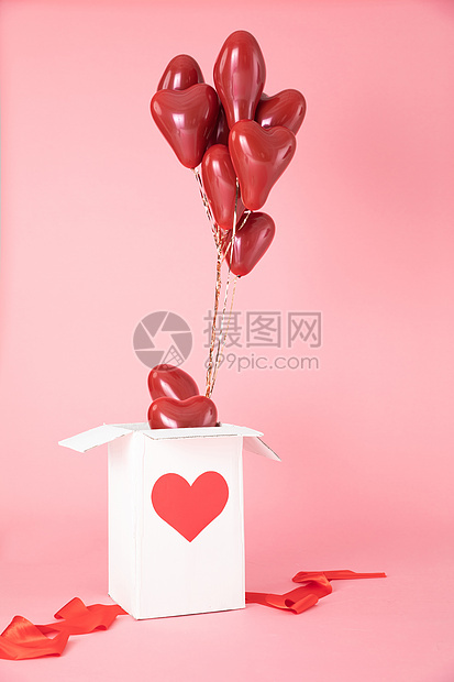 粉色背景下的情人节礼物盒图片