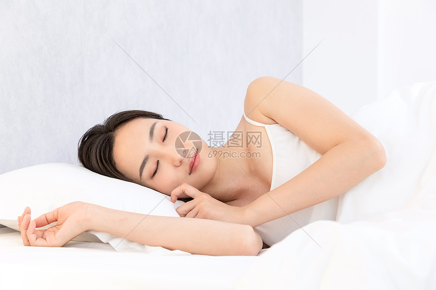 青年居家女性睡觉睡眠