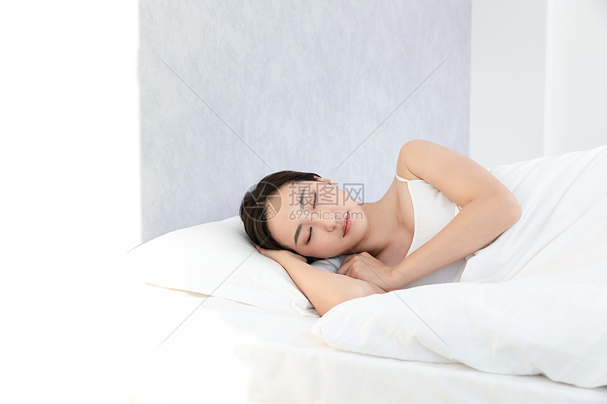 青年居家女性睡觉睡眠