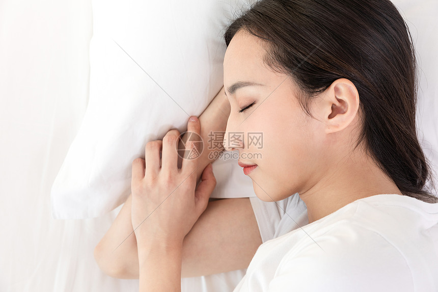 居家青年女性睡觉睡眠图片