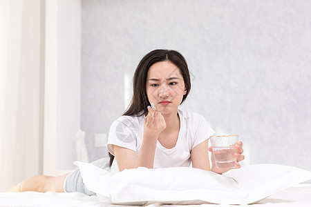 青年居家女性生病吃药图片