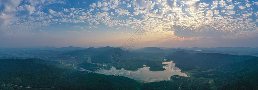 山顶眺望湖北荆门白鹿山庄山顶俯瞰日出乡村水库长图背景