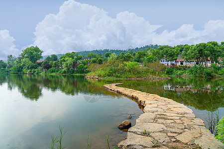 西湖边湖北荆门农村乡间的蜿蜒湖边小路风光背景