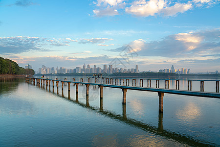 湖边栈道武汉东湖湖边栈桥蓝天白云背景