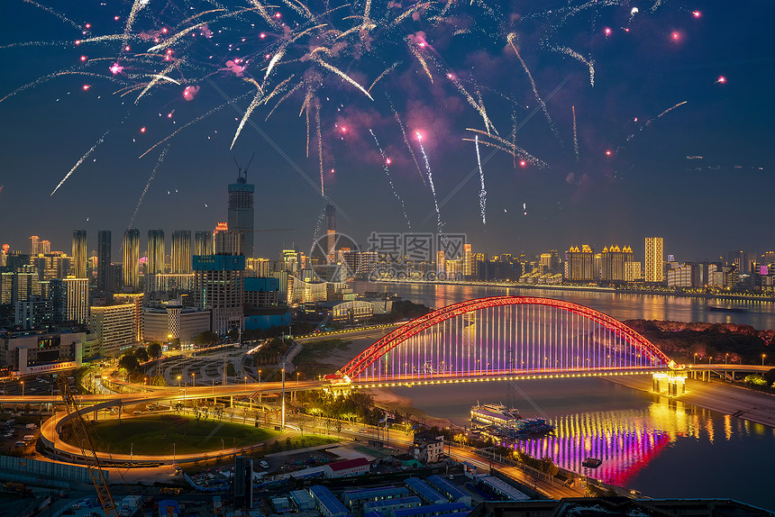 武汉城市灯光秀夜景节日烟花图片