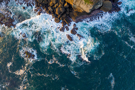 海水与礁石印尼任抹海岸线日落航拍背景