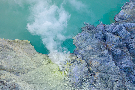 印尼宜珍火山湖硫磺开采航拍图片