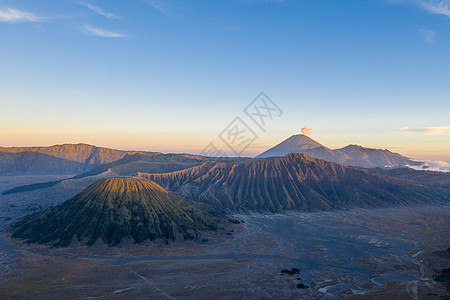 印尼活火山印尼布罗莫火山公园日落航拍背景