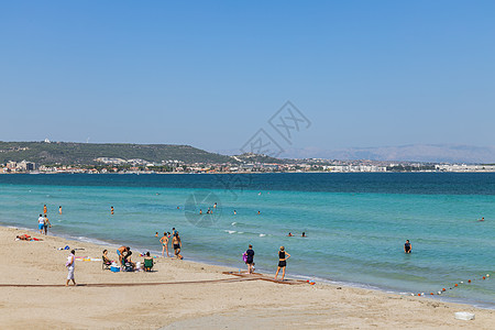 蓝色的爱琴海海滩沙滩度假人群图片