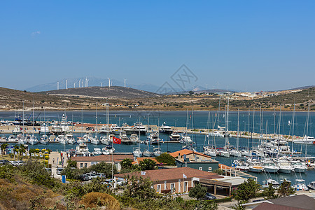 梅楼爱琴海上停泊的帆船海滨旅游城市切什梅背景