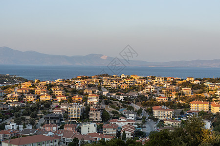 日出照耀下的土耳其爱琴海海滨旅游城市切什梅图片