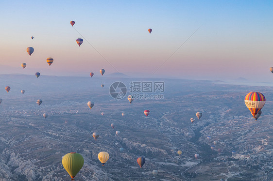旅游胜地卡帕多西亚升空的热气球图片