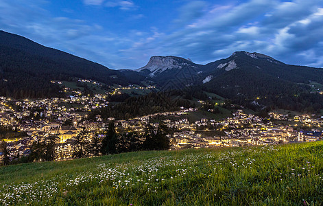 意大利阿尔卑斯山谷中的小镇夜景图片