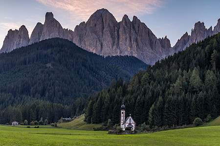 阿尔卑斯山脚下的小教堂图片