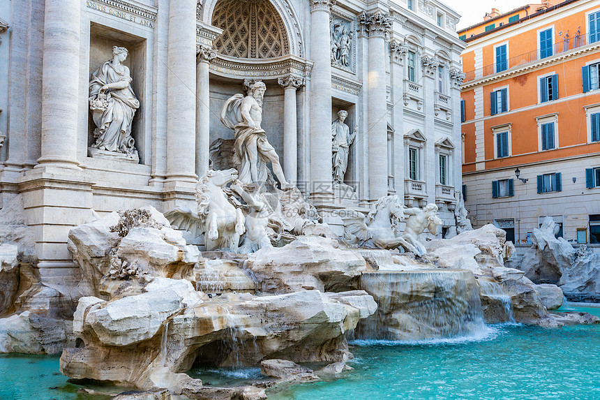 罗马著名旅游景点许愿池特雷维喷泉图片