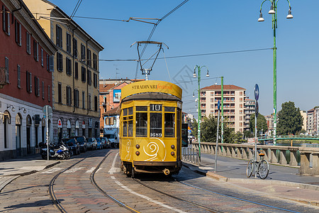 米兰街道米兰城市黄色有轨电车背景