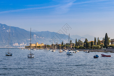 意大利北部著名度假胜地加尔达湖区优美的湖畔小镇高清图片
