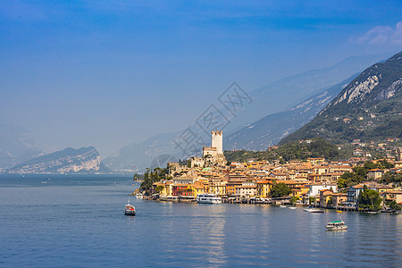 湖景别墅意大利北部加尔达湖区优美的湖畔小镇背景