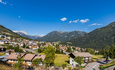 意大利阿尔卑斯山谷中的小镇图片