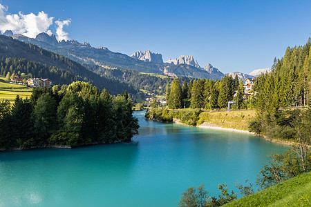 欧洲意大利阿尔卑斯山区的天然湖泊背景图片