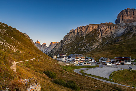 欧洲意大利阿尔卑斯山区山谷哑口自然风光图片