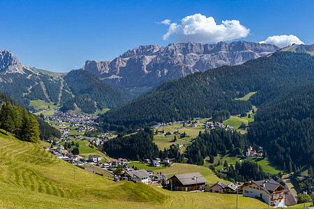 蓝天白云下的意大利阿尔卑斯山区小镇图片