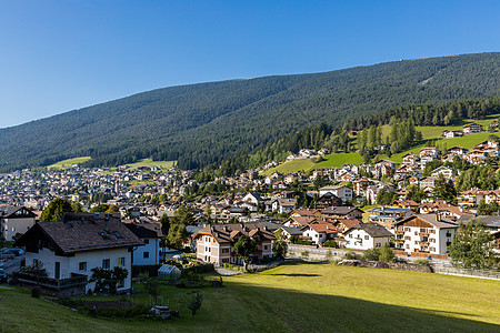 意大利阿尔卑斯山区乡村田园风光图片