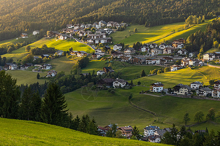 意大利阿尔卑斯山区错落有致的村庄高清图片