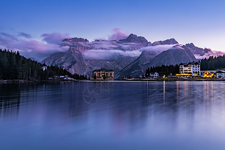 米背景意大利阿尔卑斯山高山湖泊密苏里那湖夜景背景