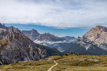 蓝天白云山峰壮阔的意大利阿尔卑斯山区自然风光背景