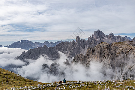云海缭绕的阿尔卑斯山区自然风光图片