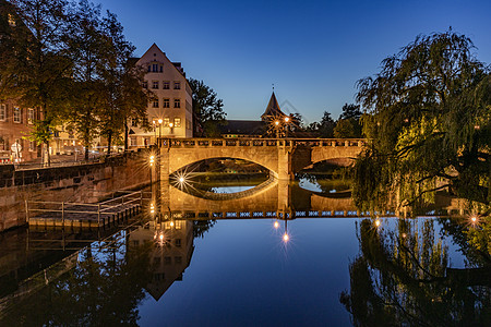 欧洲德国城市斯图加特城市运河夜景图片
