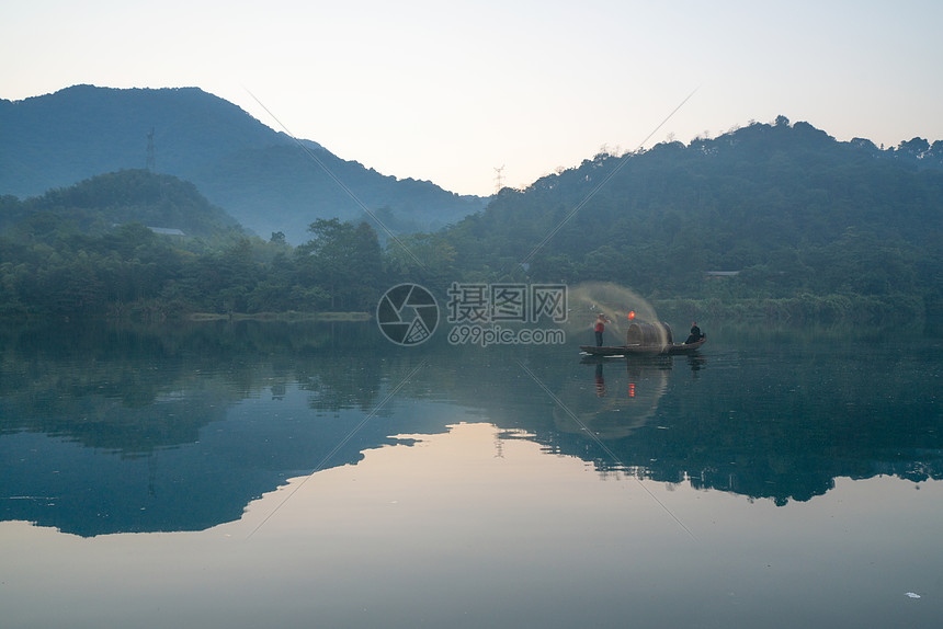 湖南郴州东江湖上撒网的老年渔夫和船图片