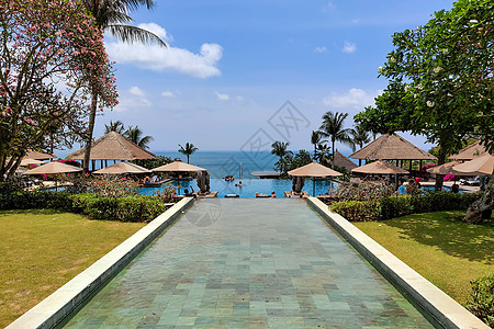 巴厘岛明星酒店无边游泳池和自然风光高清图片