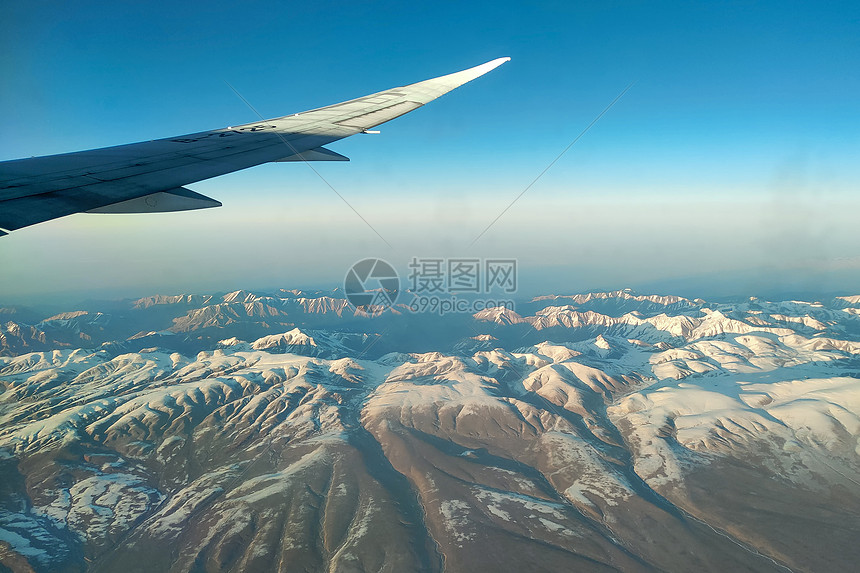 飞机上航拍雪山图片