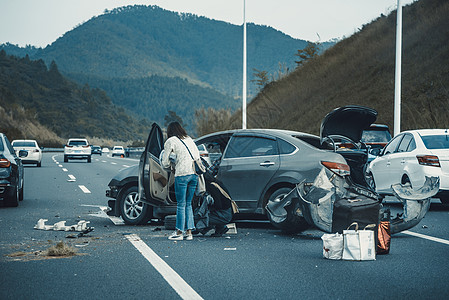 损坏【媒体用图】高速公路车祸现场背景