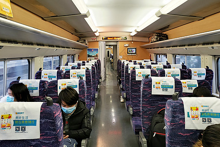 南宁地铁2020年2月南宁高铁戴口罩出行的乘客【媒体用图】背景