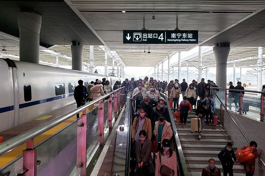 2020年2月南宁高铁东站戴口罩出行的乘客【媒体用图】图片
