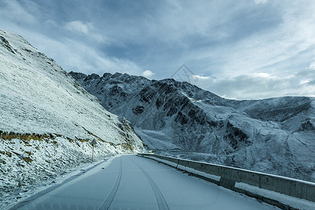 雪天开车云海雪山道路背景