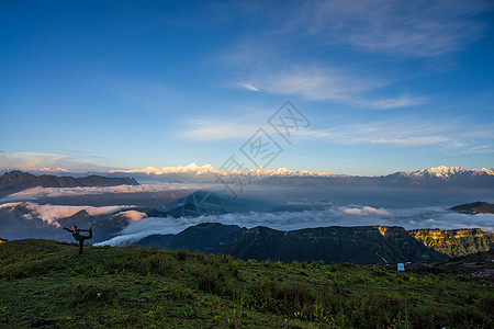 云海插画雅安牛背山云海雪山背景