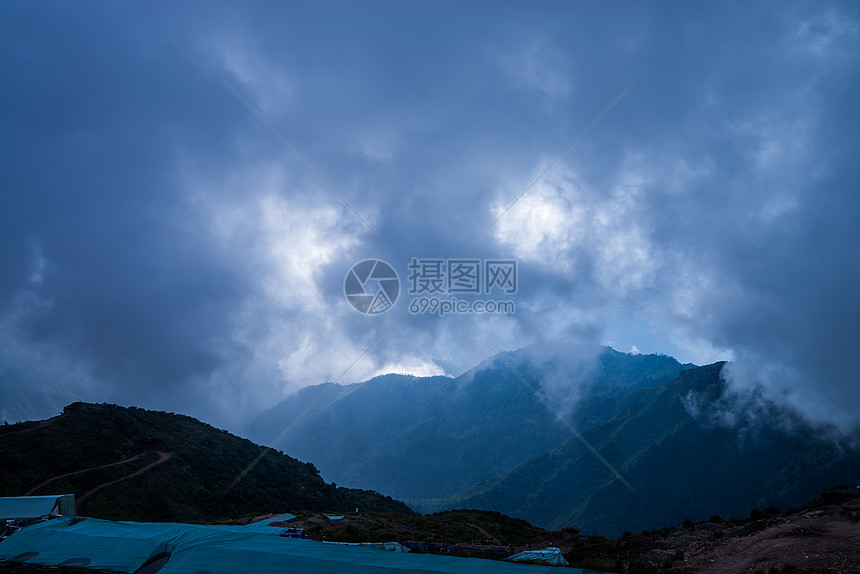 雅安牛背山云海雪山图片