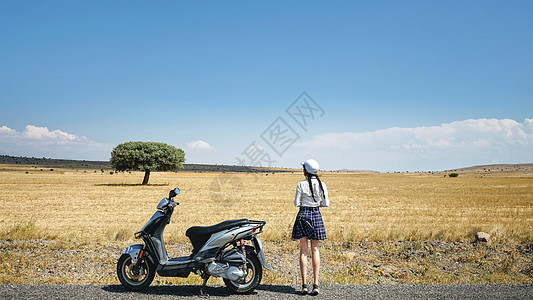 骑摩托快递员土耳其卡帕多奇亚旷野美丽女孩旅游背影背景