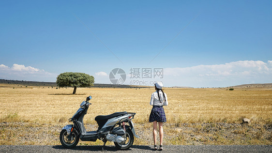 土耳其卡帕多奇亚旷野美丽女孩旅游背影图片