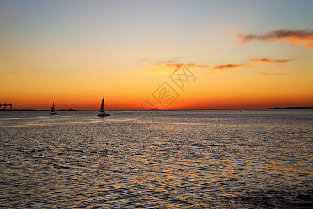 夕阳晚霞里斯本大西洋晚霞与帆船背景