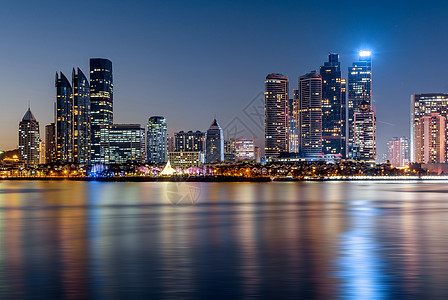 山东地图中国山东青岛沿海城市天际线夜晚建筑灯光背景