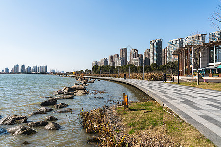 冬季湖边小区步道图片